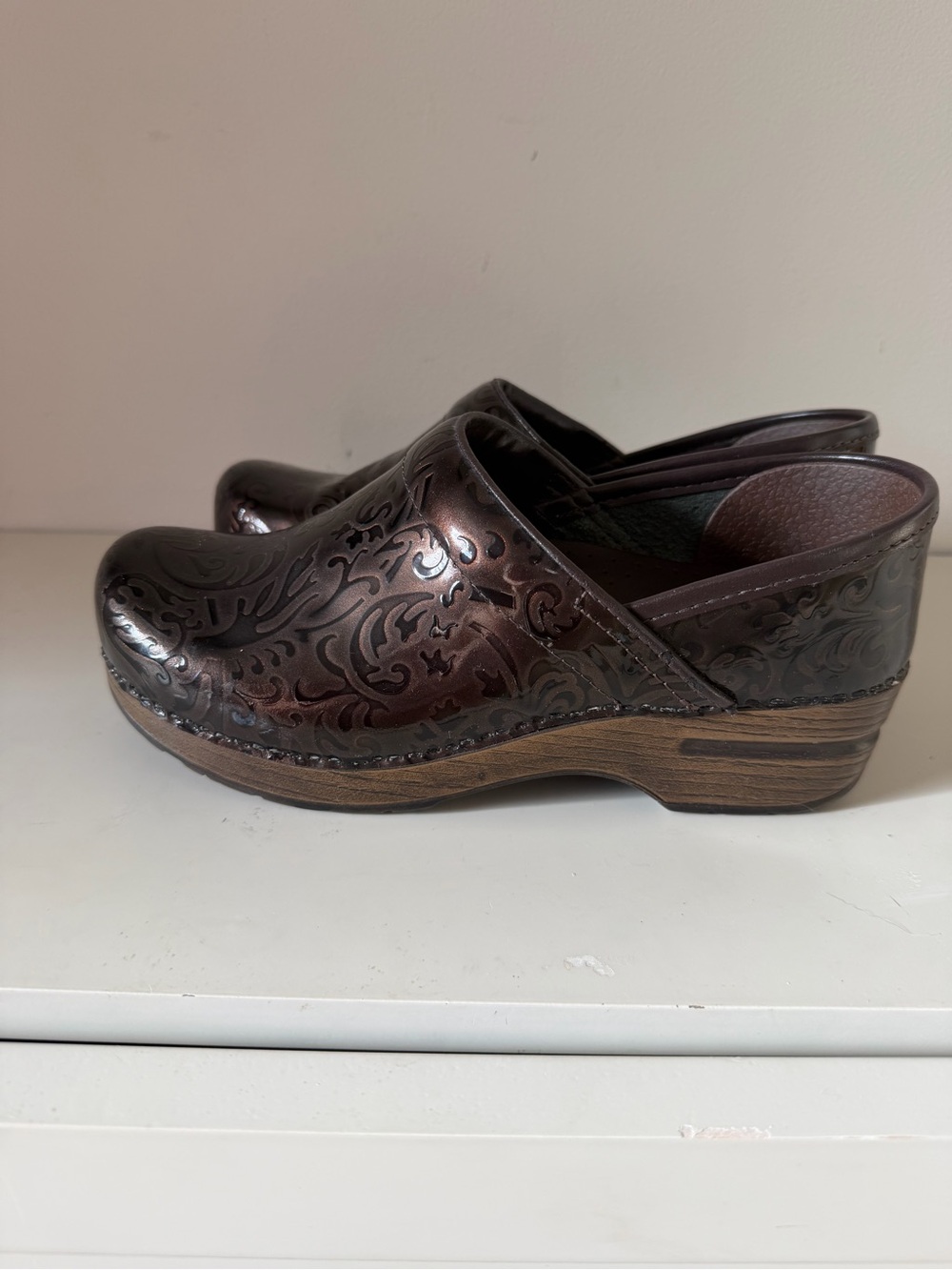 Dansko Women’s Embossed Metallic‎ Brown Clogs. Sz 37 (6.5-7) - Picture 2 of 12